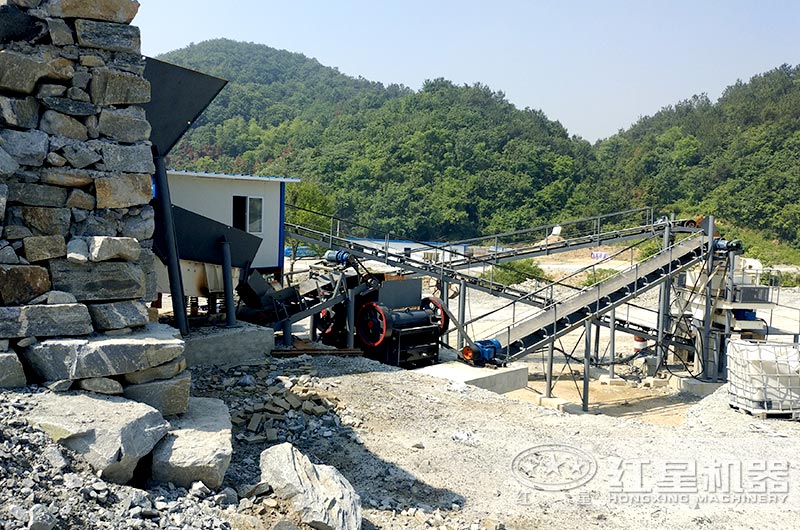 顎式細(xì)破碎機(jī)破碎現(xiàn)場(chǎng)，搭配制砂機(jī)使用